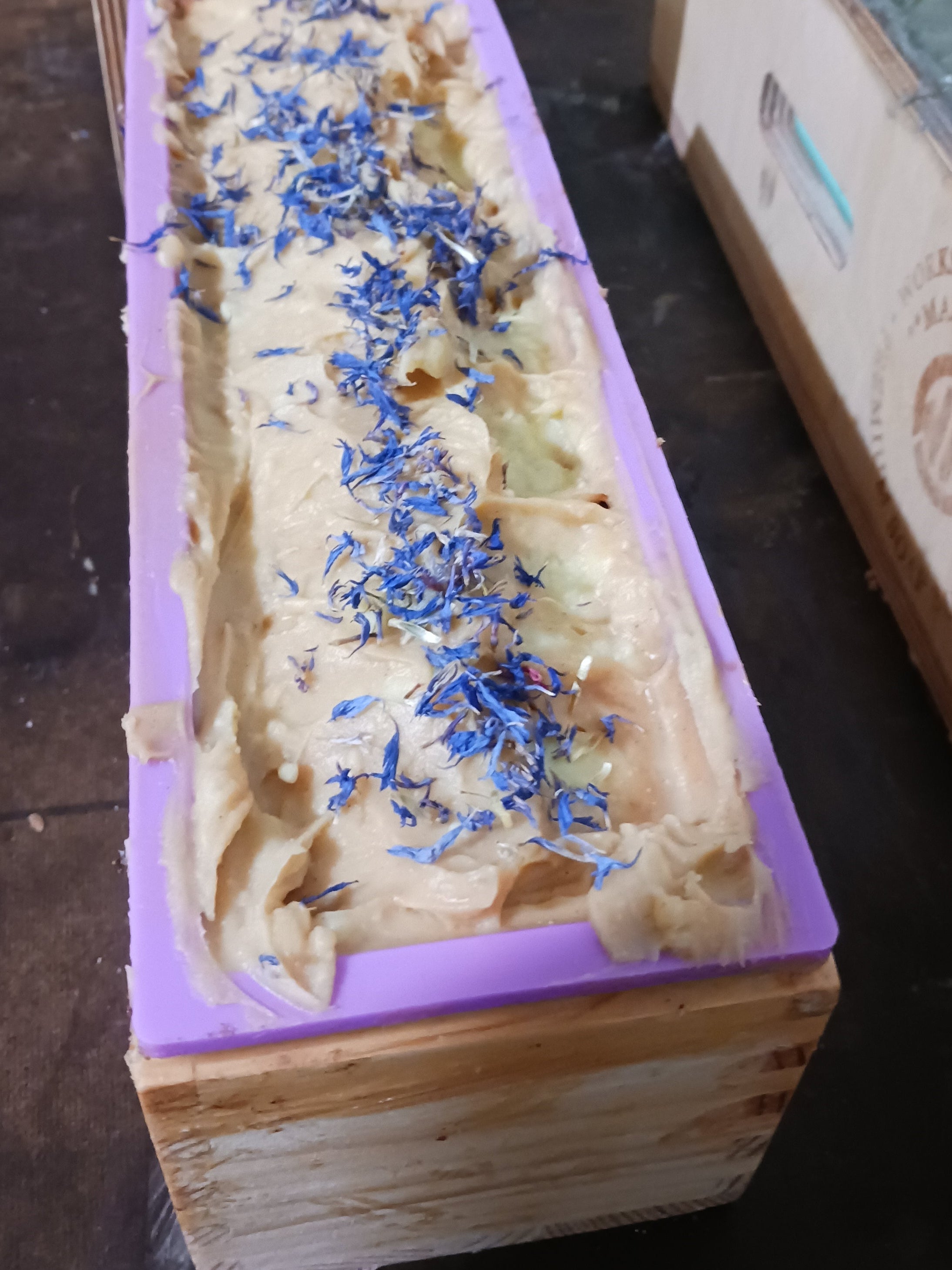 Making Viola Nera & Zafferano Soap